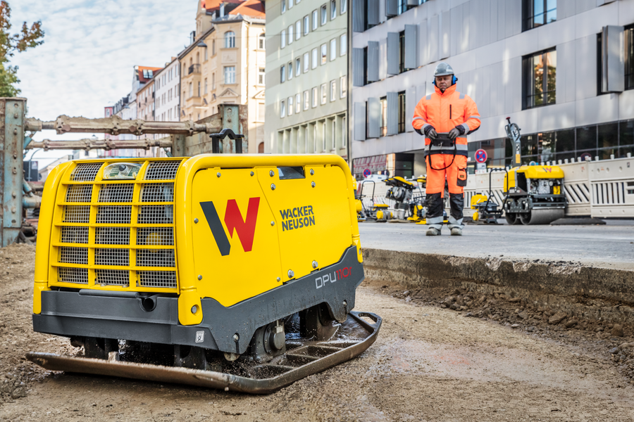 Compactage avec la plaque vibrante telecommande Wacker Neuson 700kg