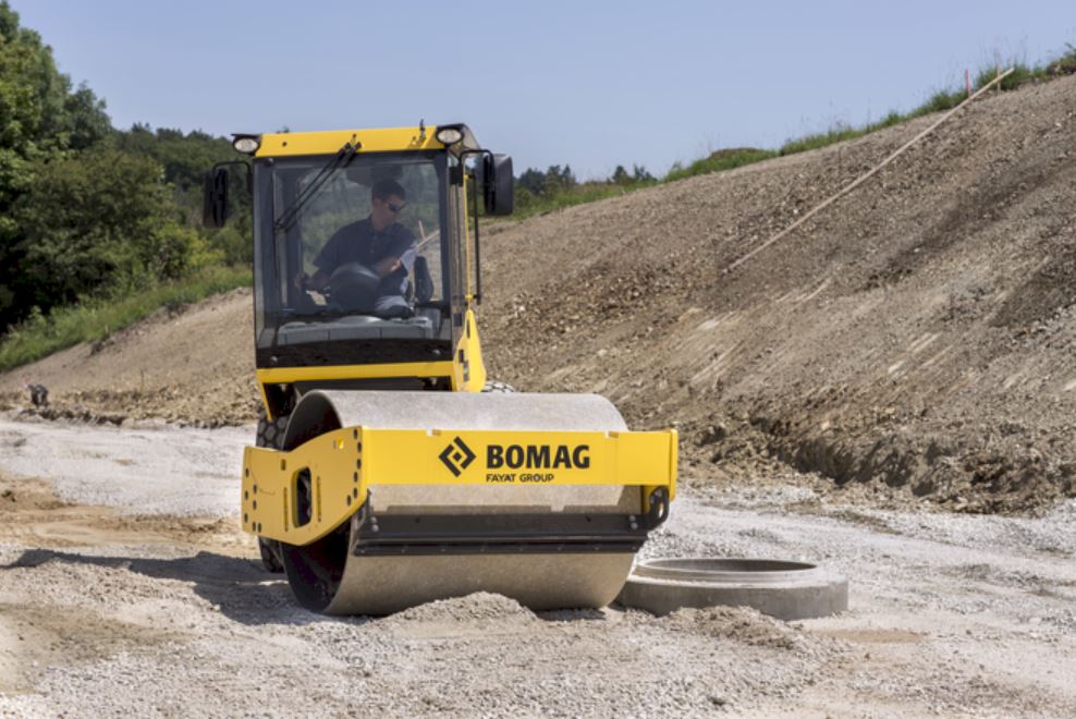 Compactage avec le rouleau bille et pneus BOMAG 8T