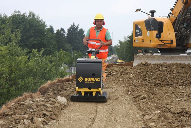 Compactage avec plaque vibrante 400 450kg BOMAG